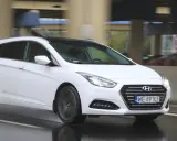 Biały Hyundai i40 1.7 CRDi na mokrej drodze, w ruchu miejskim.