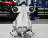 Srebrny mechanizm różnicowy INFINITY Q50 3.0T z czujnikami, gotowy do montażu w warsztacie.