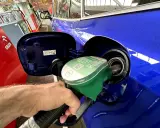 Tankowanie niebieskiego auta na stacji Orlen. Sprawdzam ceny paliw dzisiaj, wybieram E10.