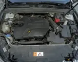 Silnik Duratorq 2.0 TDCI w Fordzie Mondeo MK5. Widoczny akumulator, filtry i elementy układu dolotowego.