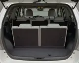 Bagażnik Toyoty Verso z opuszczonymi siedzeniami. Wady i zalety tego modelu często dotyczą właśnie przestrzeni bagażowej.