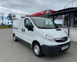 Biały Opel Vivaro 2.0 CDTI zaparkowany pod wiatą stacji paliw.