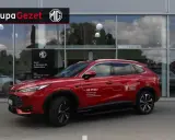Czerwony MG HS PHEV przed salonem Gezet w Zielonej Górze. Warto sprawdzić ich ofertę, by wyrobić sobie opinię.