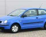 Niebieski Volkswagen Polo 1.2 benzyna, widok z boku.
