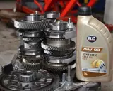Zestaw kół zębatych skrzyni biegów i butelka oleju ATF K2 75W-90.