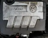Silnik TDI 1.9 105 KM Volkswagena, pokryty kurzem i brudem, z widocznym logo TDI i VW.
