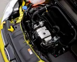 Silnik 1.0 Ecoboost w żółtym Fordzie. Widoczne elementy układu dolotowego, turbosprężarki i osłony silnika.