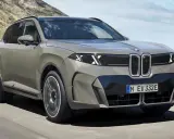 Nowy BMW X5 2025 pędzi wzdłuż malowniczego wybrzeża.