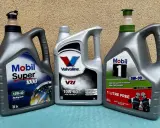 Trzy butelki oleju silnikowego: Mobil Super 1000, Valvoline VR1 i Mobil 1. Idealne do Twojego samochodu, czy to benzyna, czy olej napędowy.