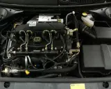 Silnik diesla w Fordzie Mondeo MK3. Widoczne przewody paliwowe, wtryski, zbiorniczek płynu chłodniczego i inne elementy.