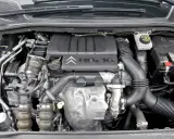 Silnik 1.6 HDI z widocznym logo Citroen. Widać turbosprężarkę, przewody i elementy układu dolotowego.
