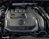 Silnik ea211 Volkswagena z napisem TSI. Widoczny jest czarny plastikowy kolektor dolotowy i elementy układu chłodzenia.