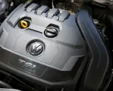 Silnik 1.5 TSI Volkswagena z widocznym logo i napisem TSI.