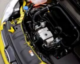Silnik EcoBoost w żółtym Fordzie, z widocznym logo Ford i elementami układu dolotowego.