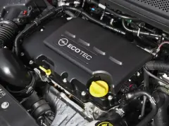Silnik Opel Mokka 1.4 Turbo Ecotec. Czy są jakieś wady? Widok z bliska na pokrywę silnika i elementy układu dolotowego.
