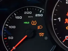 Kontrolka TPMS co to? Pomarańczowa ikona opony z wykrzyknikiem na desce rozdzielczej informuje o problemie z ciśnieniem w oponach.