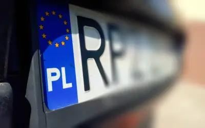 Zbliżenie na tablice rejestracyjne województwa z symbolem PL i gwiazdkami UE.