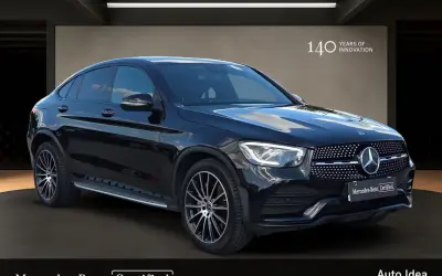 Elegancki, czarny Mercedes GLC używany z salonu, z napisem "140 Years of Innovation" i logo "Mercedes-Benz Certified".