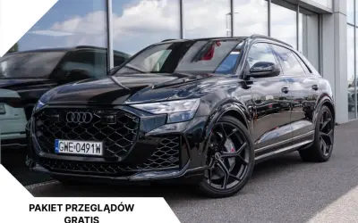 Czarny Audi RSQ8 lśni na tle salonu. Pakiet przeglądów gratis.