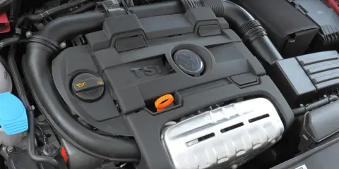 Silnik 1.4 TSI z widocznym logo VW. Czysty i zadbany, gotowy do pracy.