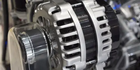 Metalowy alternator, serce układu elektrycznego pojazdu. To właśnie on zasila akumulator i wszystkie podzespoły.