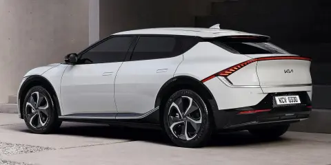 Biały Kia EV6, nowoczesny samochód elektryczny, który może być Twoim marzeniem. Sprawdź aktualne samochody elektryczne ceny!