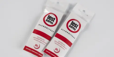 Dwa jednorazowe alkomaty w opakowaniach z logo "test & drive" i napisem "ALCOHOLTEST".