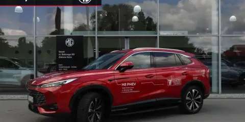 Czerwony MG HS PHEV przed salonem Gezet w Zielonej Górze. Warto sprawdzić ich ofertę, by wyrobić sobie opinię.