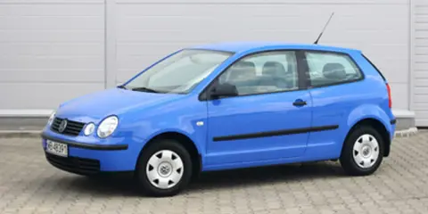 Niebieski Volkswagen Polo 1.2 benzyna, widok z boku.