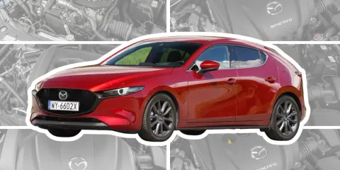 Czerwona Mazda 3 Skyactiv z widocznym silnikiem.
