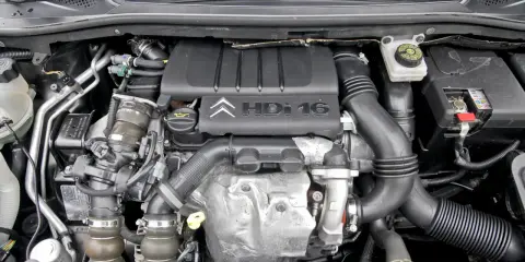 Silnik 1.6 HDI z widocznym logo Citroen. Widać turbosprężarkę, przewody i elementy układu dolotowego.