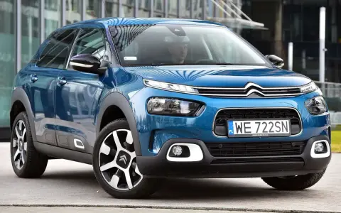 Niebieski, mały SUV dla kobiety, idealny do miasta. Stylowy i praktyczny Citroen C4 Cactus.