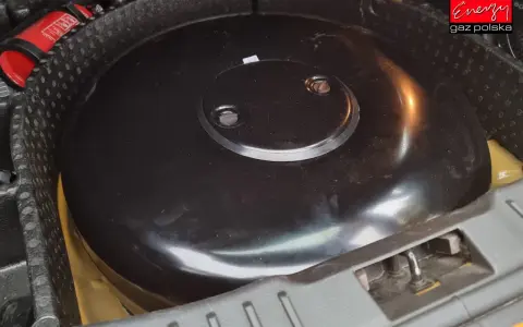 Zbiornik LPG w bagażniku Forda z silnikiem 2.0 Ecoboost. W tle gaśnica.