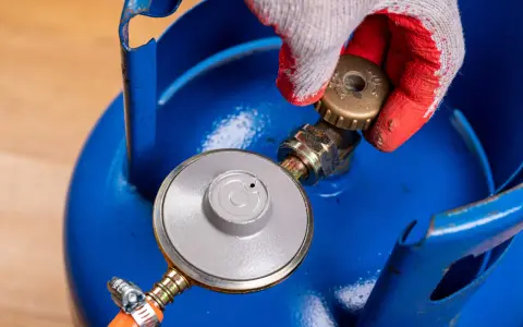 Zawór LPG w aucie: Jak bezpiecznie zakręcić butlę krok po kroku?