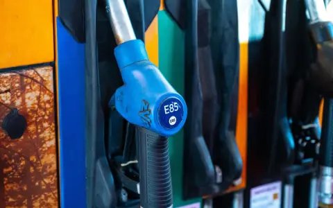 Niebieska końcówka dystrybutora paliwa z oznaczeniem E85. Gotowy do tankowania ekologicznego paliwa.