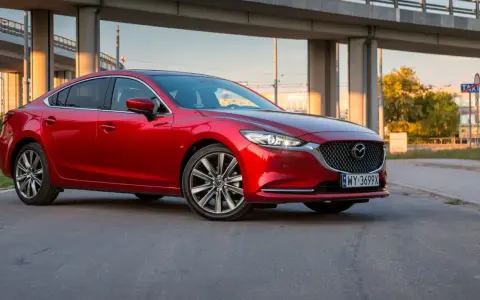 Czerwona Mazda 6 2.5 benzyna zaparkowana pod estakadą.
