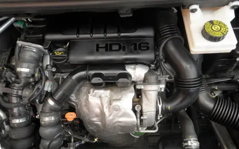Silnik 1.6 HDi w Peugeot 3008, widok z bliska na turbosprężarkę i elementy układu dolotowego.