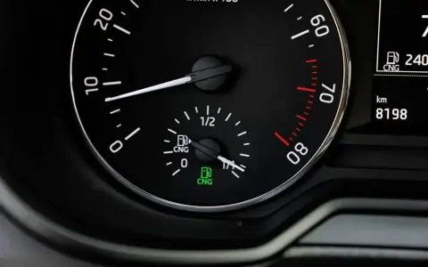 Wskaźnik poziomu paliwa CNG pokazuje, że jest go jeszcze sporo. To auto na gaz ziemny, cng co to? Ekologiczne i ekonomiczne rozwiązanie.