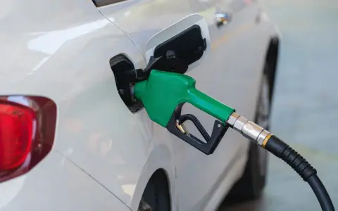 Dlaczego diesel jest droższy od benzyny? Wszystko, co musisz wiedzieć.