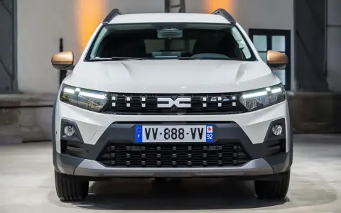 Nowy samochód Dacia z charakterystycznym grillem i światłami LED.