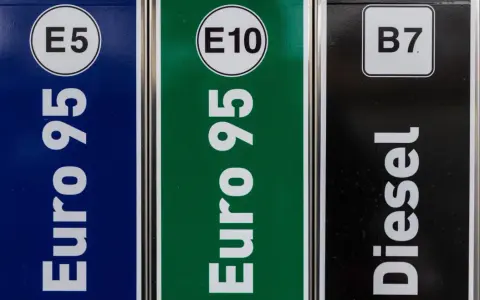 Trzy dystrybutory paliwa: Eurosuper 95 E5, Eurosuper 95 E10 i Diesel B7. Etylina E10 to nowsza opcja.
