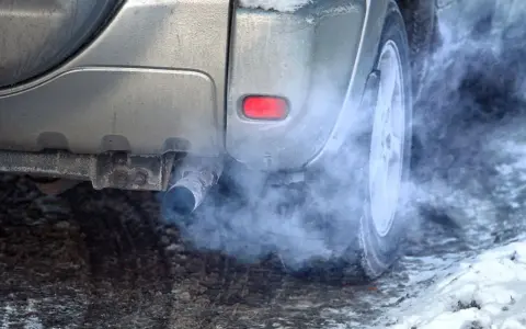 Zimowy poranek, a z rury wydechowej wydobywa się gęsty dym. Ten diesel kopci na czarno, wskazując na problemy z silnikiem lub paliwem.
