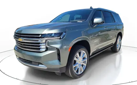 Nowy, szary Chevrolet Tahoe prezentuje się imponująco na białym tle.