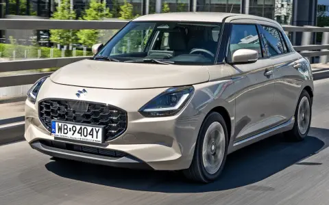 Nowy Suzuki Swift w beżowym kolorze, z nowoczesnym grillem i światłami LED. Sprawdź aktualne suzuki swift - ceny i oferty.