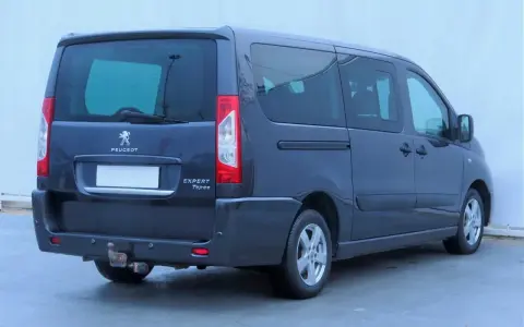 Ciemnoszary Peugeot Expert 2.0 HDI Tepee z hakiem holowniczym, widok z tyłu i boku.