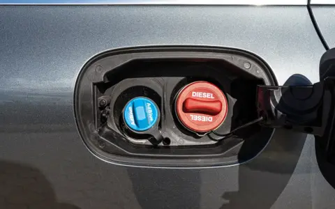 Dwa korki wlewu paliwa: czerwony z napisem DIESEL i niebieski z napisem AdBlue. Wiesz już, adblue co to jest?