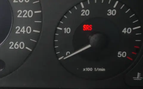 Czerwona kontrolka SRS na desce rozdzielczej informuje o problemie z systemem airbag.