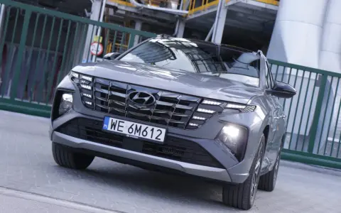 Szary Hyundai Tucson N Line, idealny na wycieczkę po mieście i poza nim. Ten turystyk z pewnością przyciągnie wzrok.