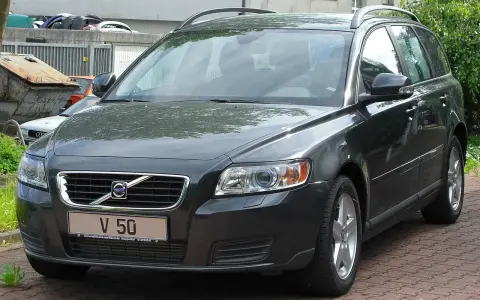 Ciemnoszary Volvo V50 1.6 diesel na parkingu.