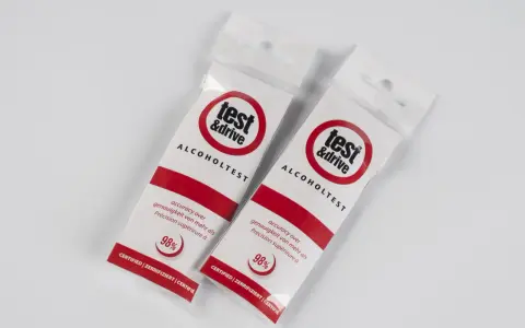 Dwa jednorazowe alkomaty w opakowaniach z logo "test & drive" i napisem "ALCOHOLTEST".